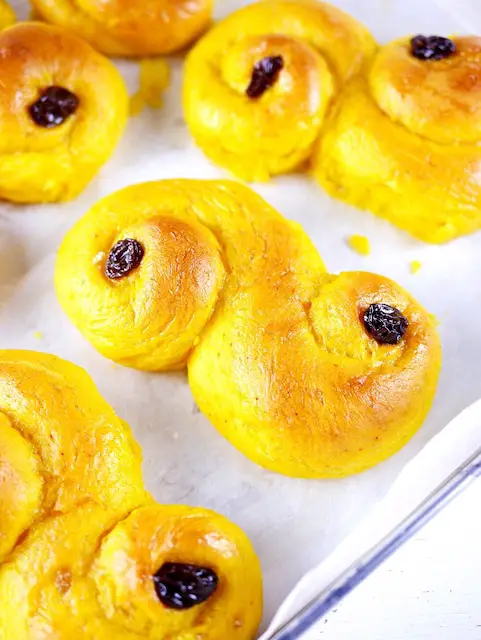 How to Make Juicy Saffron Buns for Beginners